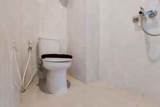 Toilet Kamar 4 Cozy Stay and Great Deal Studio Room Serpong Garden Apartment By Travelio