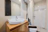 Toilet Kamar Comfortable and Best Deal 2BR Serpong Garden Apartment By Travelio