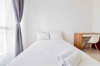 ห้องนอน Cozy and New Furnished Studio Sky House Alam Sutera Apartment By Travelio