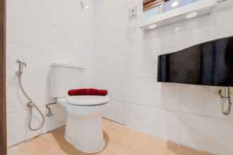 In-room Bathroom 4 Cozy and New Furnished Studio Sky House Alam Sutera Apartment By Travelio