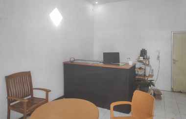 Lobi 2 Griya Rahayu Guesthouse Mitra RedDoorz near Jatim Park 2 Batu