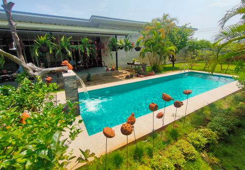 สระว่ายน้ำ Flora Land Resort 花現清邁民宿