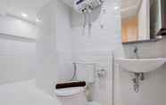 In-room Bathroom 6 Elegant and Spacious 3BR Loft at Kingland Avenue Apartment By Travelio