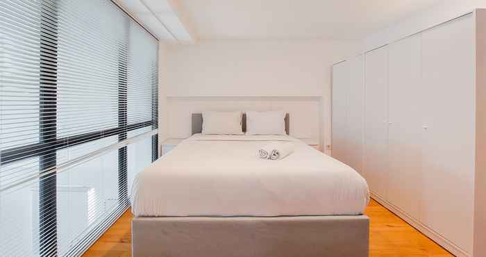 Bedroom Elegant and Spacious 3BR Loft at Kingland Avenue Apartment By Travelio