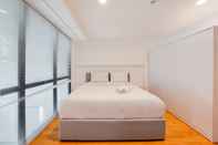 Bedroom Elegant and Spacious 3BR Loft at Kingland Avenue Apartment By Travelio