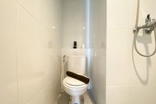 客房浴室 Cozy Stay Studio Apartment at Tamansari Mahogany Karawang By Travelio
