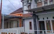 Exterior 7 Omah Leren Mitra RedDoorz near Gembiraloka Zoo Yogyakarta