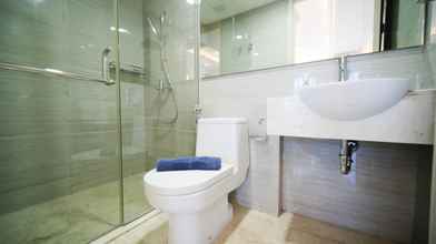 In-room Bathroom 4 Spacious Studio Apartment at La Riz Supermall Mansion By Travelio