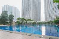 Swimming Pool Spacious Studio Apartment at La Riz Supermall Mansion By Travelio