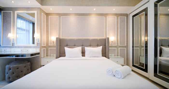 Bedroom Spacious Studio Apartment at La Riz Supermall Mansion By Travelio