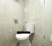 Toilet Kamar 4 Comfort and Nice 1BR Vasanta Innopark Apartment By Travelio