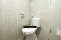 Toilet Kamar Comfort and Nice 1BR Vasanta Innopark Apartment By Travelio