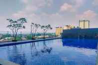 Swimming Pool Minimalist and Comfy Studio with City View at Evenciio Margonda Apartment By Travelio
