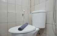 Toilet Kamar 5 Simply and Comfort 2BR Green Pramuka City Apartment By Travelio