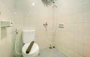 Toilet Kamar 3 Minimalist Studio Signature Park Grande Apartment By Travelio