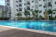 Swimming Pool Minimalist Studio Signature Park Grande Apartment By Travelio