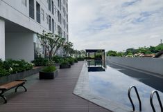 Kolam Renang 4 Homey and Best Choice Studio Serpong Garden Apartment By Travelio