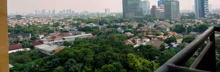 Sảnh chờ Modern and Comfy Studio at Kebagusan City Apartment By Travelio