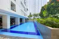 Kolam Renang Homey and Best Deal 2BR Bassura City Apartment By Travelio