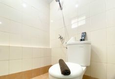 Bilik Mandi dalam Bilik 5 Homey and Best Deal 2BR Bassura City Apartment By Travelio