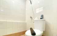 Toilet Kamar 5 Homey and Best Deal 2BR Bassura City Apartment By Travelio