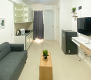 Common Space 3 Homey and Full Furnished 2BR Bassura City Apartment near Mall By Travelio