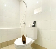 In-room Bathroom 5 Homey and Full Furnished 2BR Bassura City Apartment near Mall By Travelio