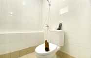 Toilet Kamar 5 Homey and Full Furnished 2BR Bassura City Apartment near Mall By Travelio