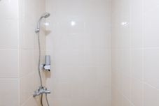 客室内バスルーム Homey 1BR with Extra Room at Parahyangan Residence Apartment By Travelio