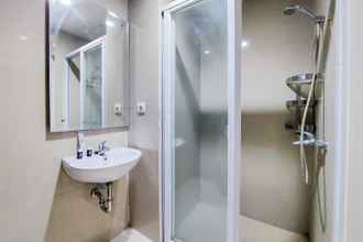 Toilet Kamar 4 Minimalist and Cozy Studio Room Paramount Skyline Apartment By Travelio