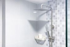 客室内バスルーム Homey and Cozy Living 2BR Tokyo Riverside PIK 2 Apartment By Travelio