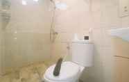 Toilet Kamar 5 Comfortable and Good Deal 2BR Apartment Vida View Makassar By Travelio