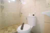 Toilet Kamar Comfortable and Good Deal 2BR Apartment Vida View Makassar By Travelio