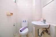 Toilet Kamar Tidy and Comfortable 2BR Lagoon Apartment By Travelio