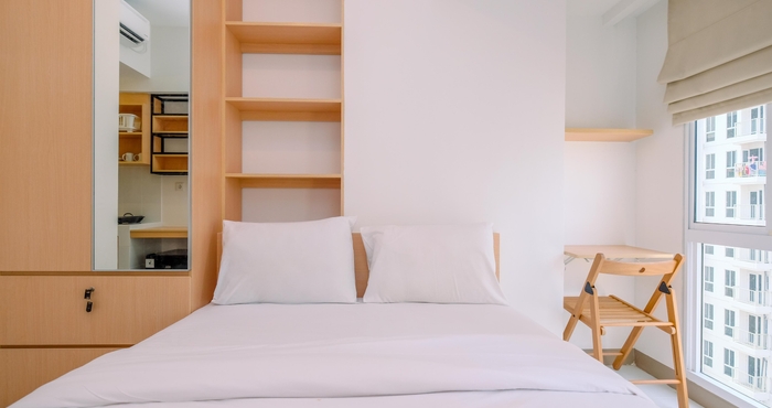 Kamar Tidur Simply Look and Homey Studio Tokyo Riverside PIK 2 Apartment By Travelio