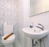 In-room Bathroom 3 Simply Look and Homey Studio Tokyo Riverside PIK 2 Apartment By Travelio