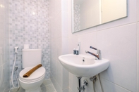 Toilet Kamar Simply Look and Homey Studio Tokyo Riverside PIK 2 Apartment By Travelio