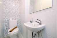 In-room Bathroom Simply Look and Homey Studio Tokyo Riverside PIK 2 Apartment By Travelio
