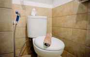 Toilet Kamar 5 Comfort Stay 2BR Apartment at Green Pramuka City By Travelio