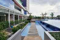 Kolam Renang Comfort Stay 2BR Apartment at Green Pramuka City By Travelio