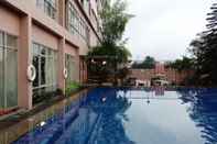 Swimming Pool Apartemen The Edge Baros - Kamarku