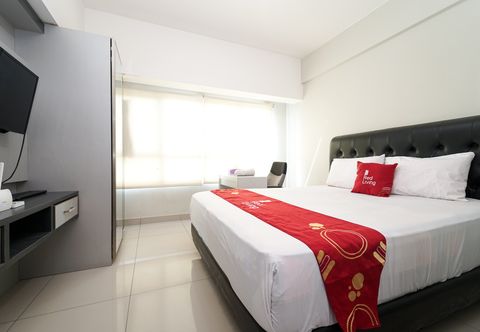 Bedroom RedLiving Apartemen Springlake Summarecon - Happy Rooms with Netflix