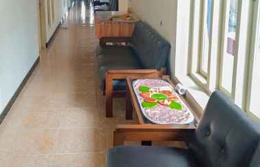 Lobby 2 RedDoorz Syariah near Pasar Sleko Madiun