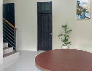 Lobby 2 RedDoorz Syariah near Stasiun Madiun 2