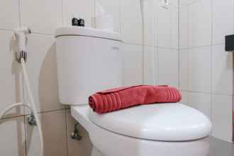 In-room Bathroom 4 Cozy and Homey Studio Apartment at Dago Suites By Travelio