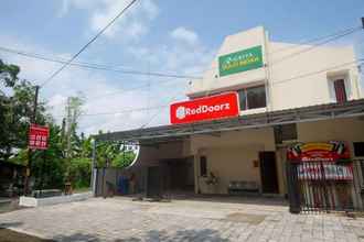 Bangunan 4 RedDoorz Plus near RS JIH Solo