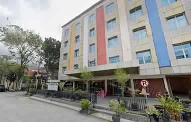 Exterior 2 Urbanview Hotel Paramita Pekanbaru by RedDoorz