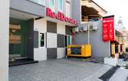 Exterior 3 RedDoorz Near Gajah Mada Street Semarang