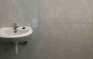 Toilet Kamar 4 white dove guest house 3 canggu