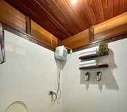 In-room Bathroom 6 Lazuardy Syariah Park and Villa